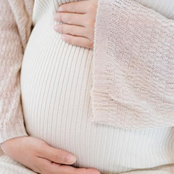 批评者则认为，他🆎⏹是利用宏🧀大叙事和资本游🥅戏续命的“画饼⚪🏡大师”🚋🌊